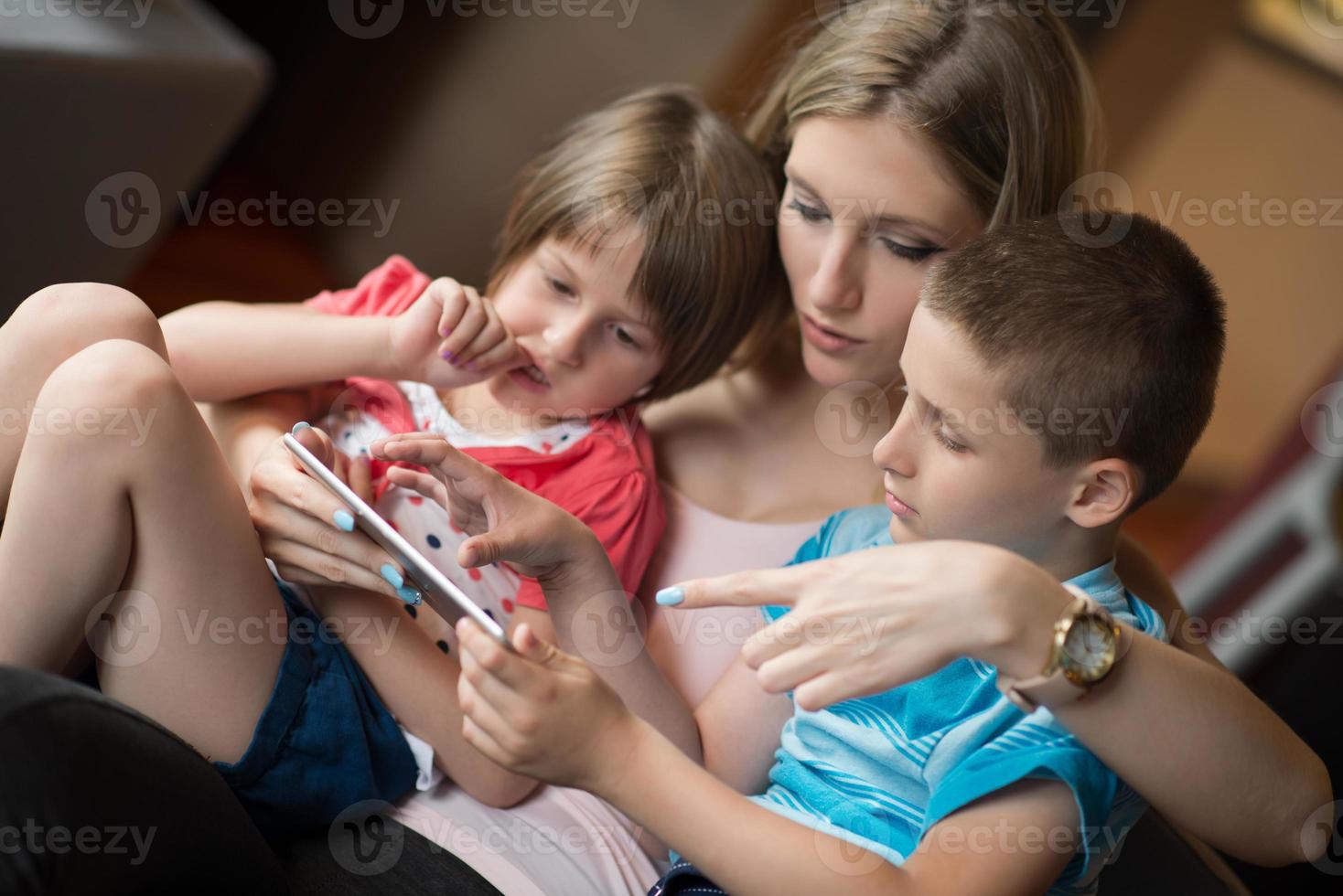 giovane famiglia utilizzando un' tavoletta per rendere futuro piani foto