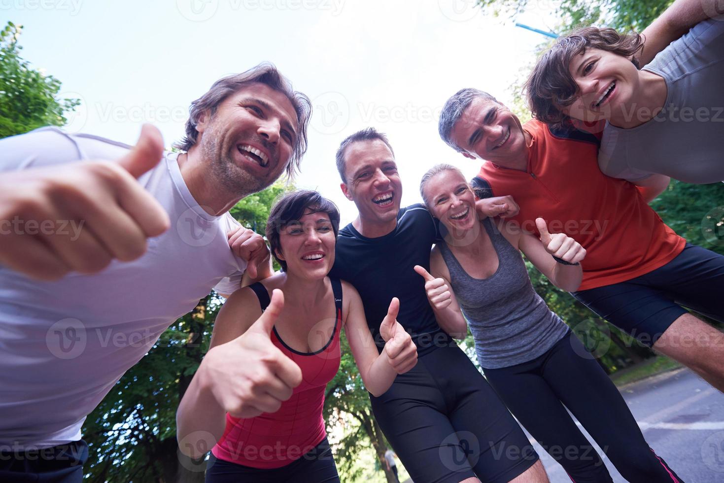 il gruppo di persone che fa jogging si diverte foto