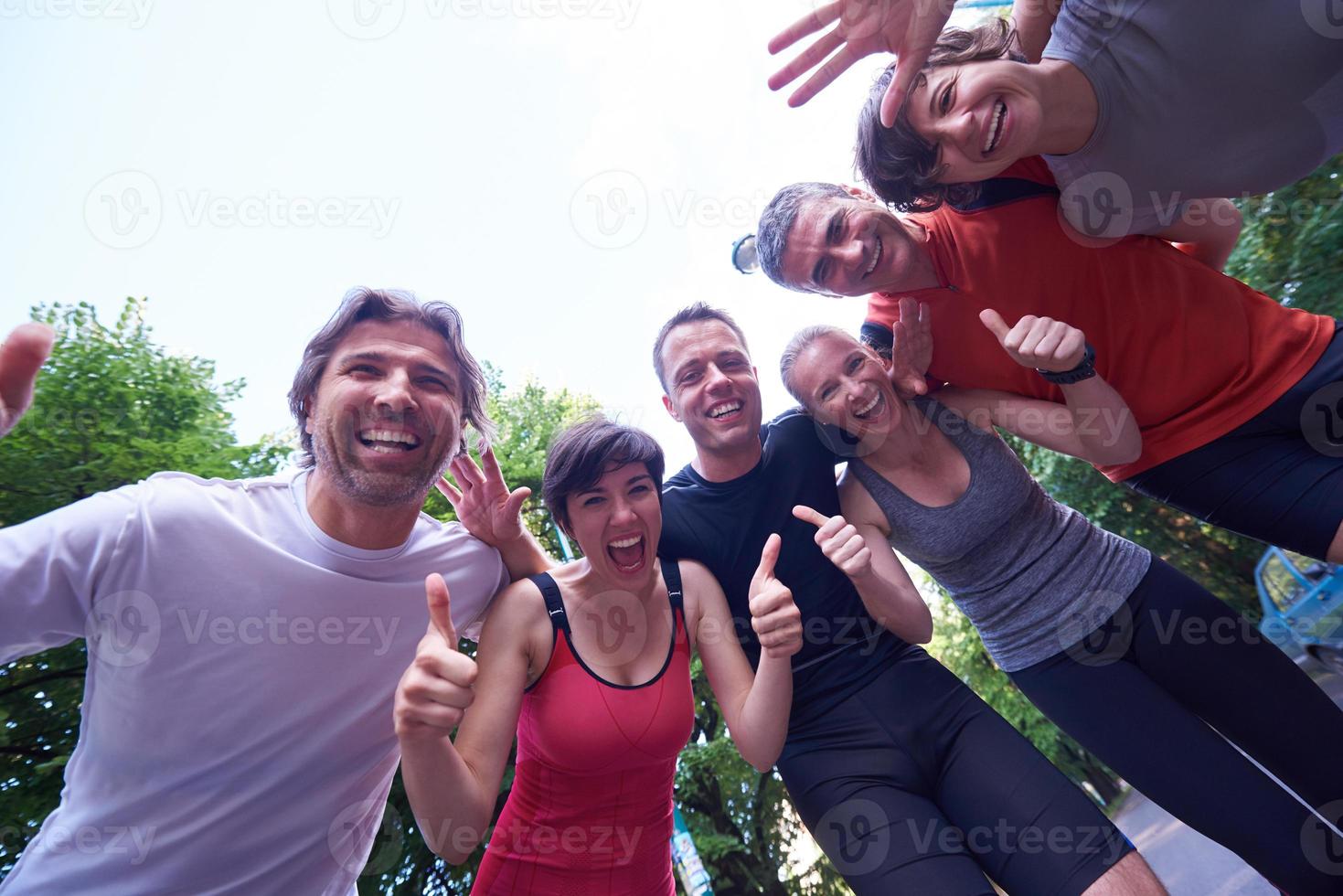 il gruppo di persone che fa jogging si diverte foto