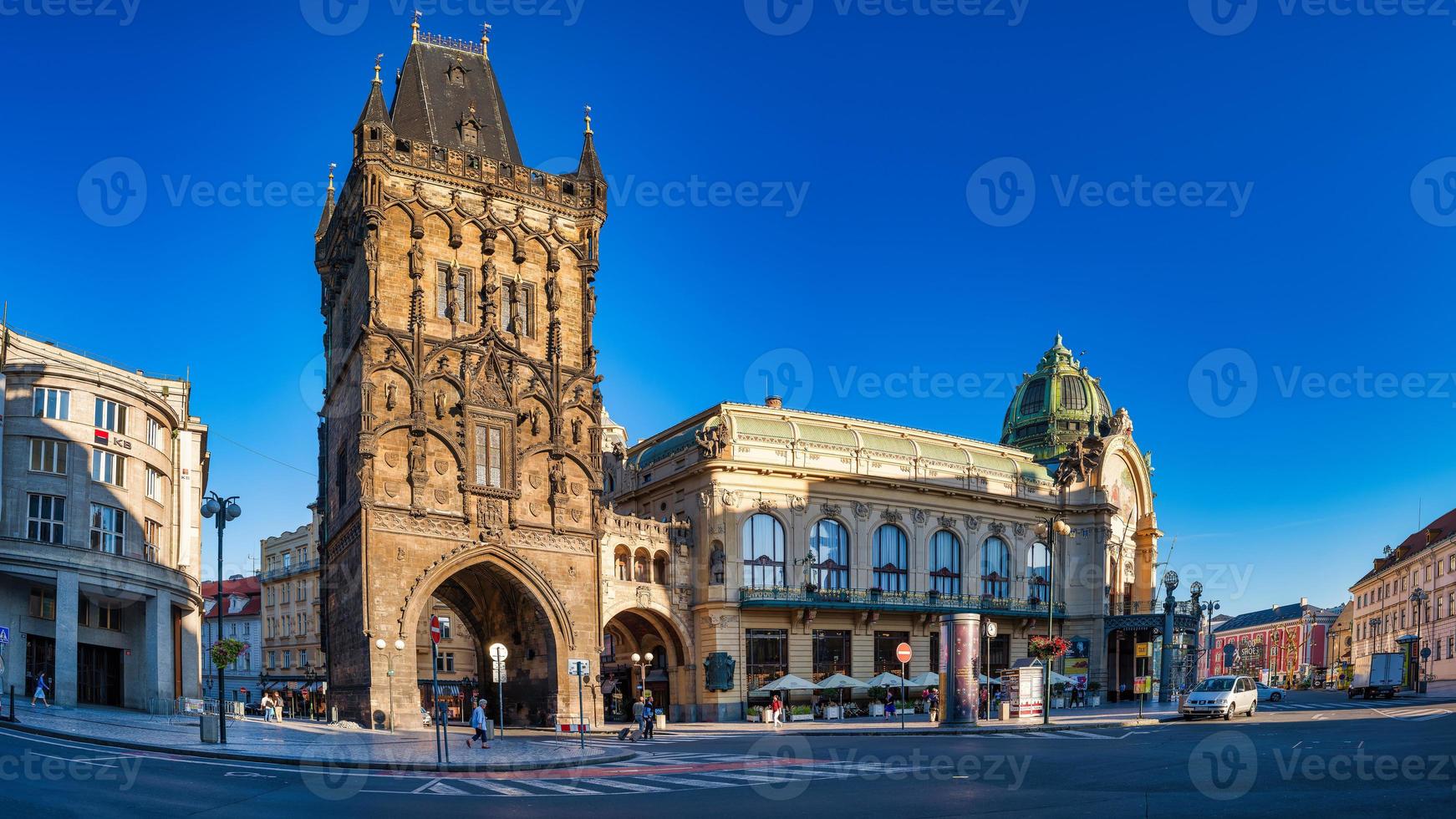 Torre e porta di il polveri nel praga foto