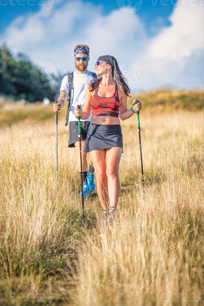 coppia di sportivi durante nordico a piedi esercizio foto