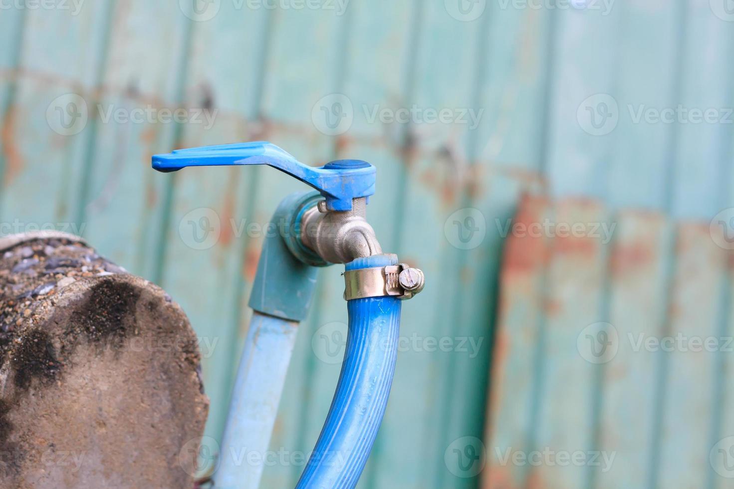 rubinetto dell'acqua con linea di gomma foto