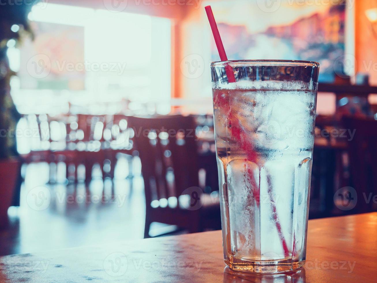 bicchiere d'acqua sul tavolo di legno nel ristorante foto