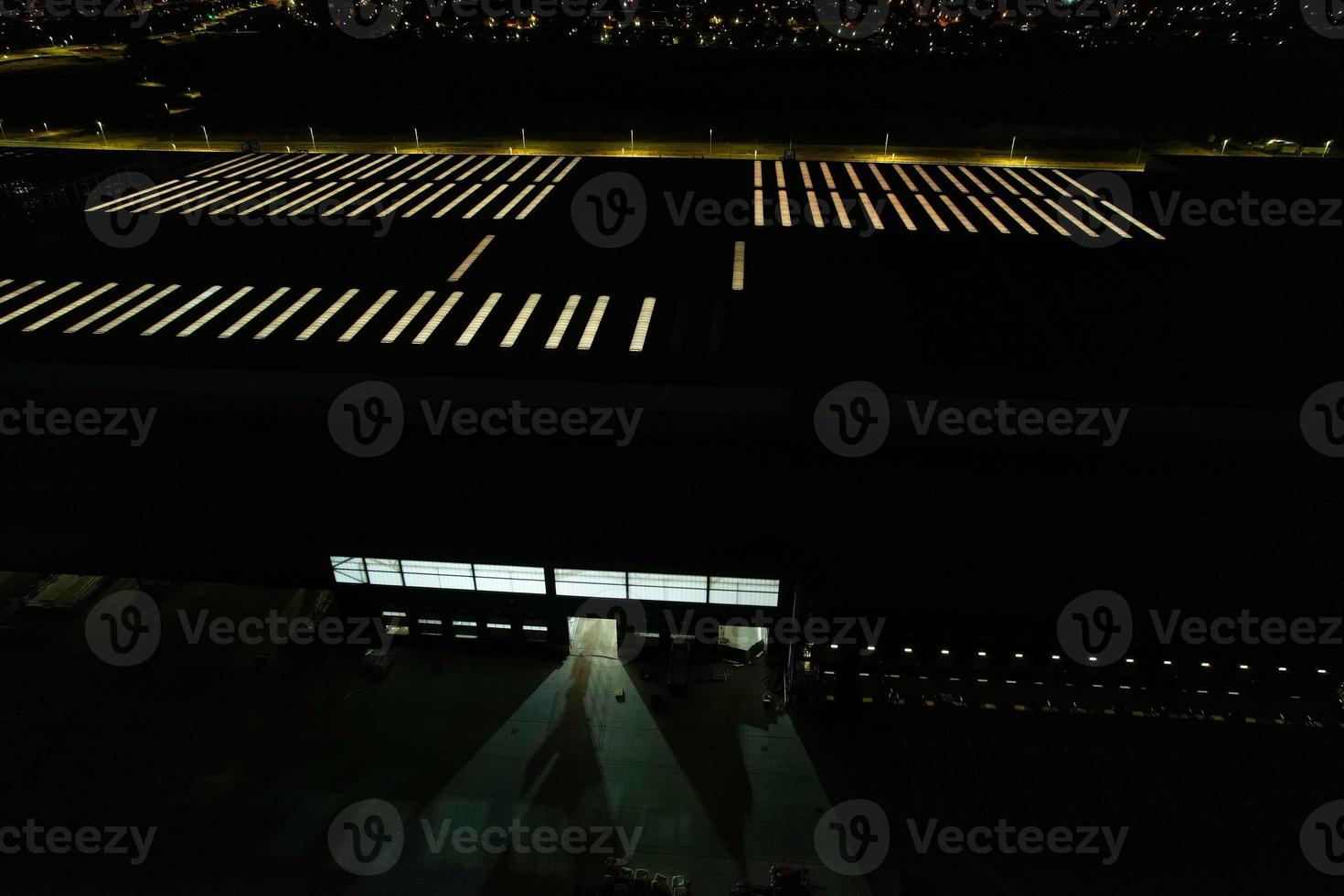 vista aerea notturna delle autostrade britanniche con strade e traffico illuminati. riprese di autostrade riprese con la fotocamera del drone su Milton Keynes e sulle autostrade dell'Inghilterra in una notte buia foto