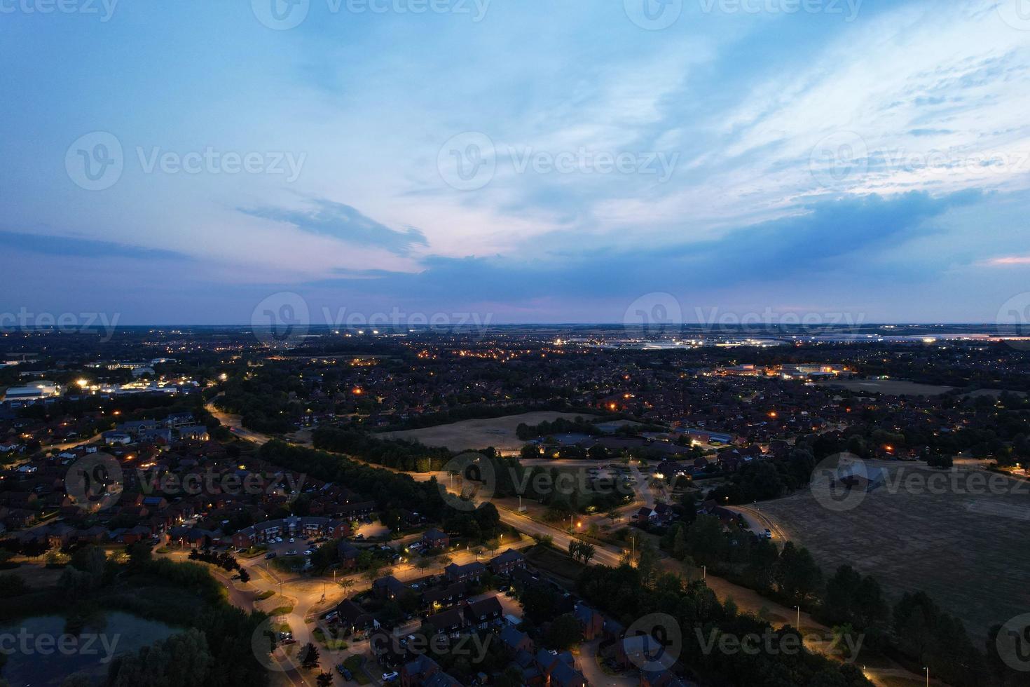 vista aerea notturna delle autostrade britanniche con strade e traffico illuminati foto