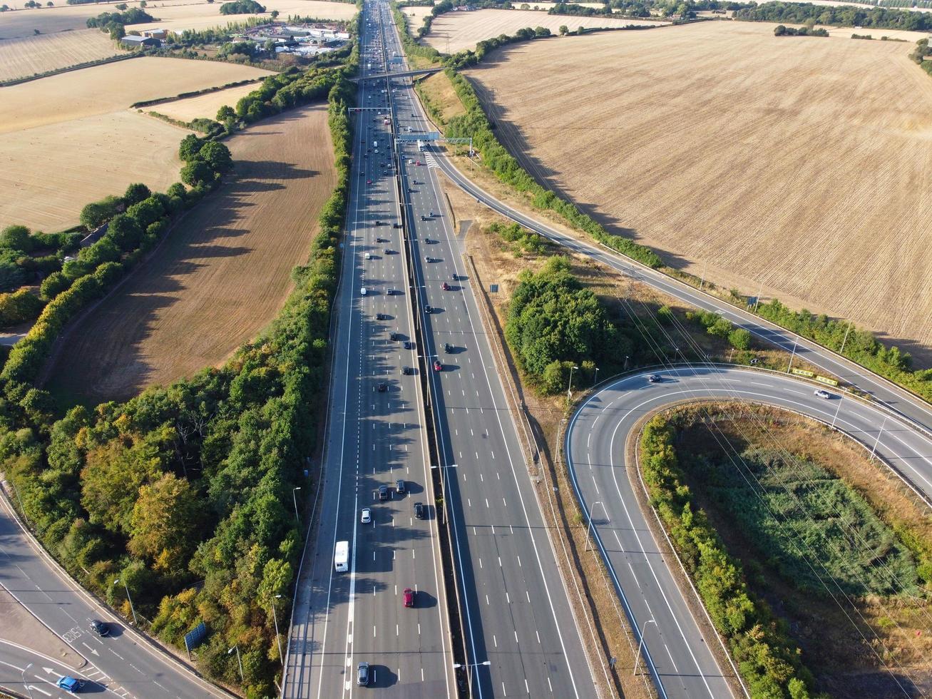 bellissimo aereo Visualizza di Britannico occupato autostrade con traffico e città su un' soleggiato giorno foto