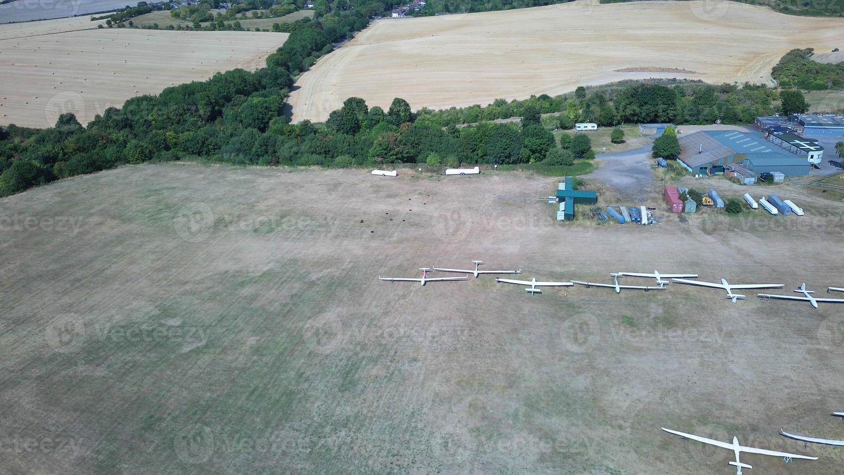 di aliante aeroporto nel il campo, alto angolo metraggio di di droni telecamera. bellissimo aereo paesaggio Visualizza di Dunstabile bassi Inghilterra grande Gran Bretagna foto