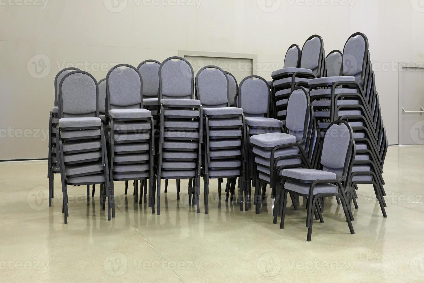 pile di sedie prima un' conferenza foto