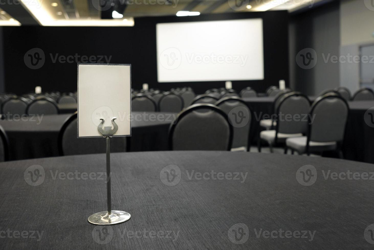 vuoto cartello e schermo nel un' conferenza camera pieno con tavoli e sedie foto