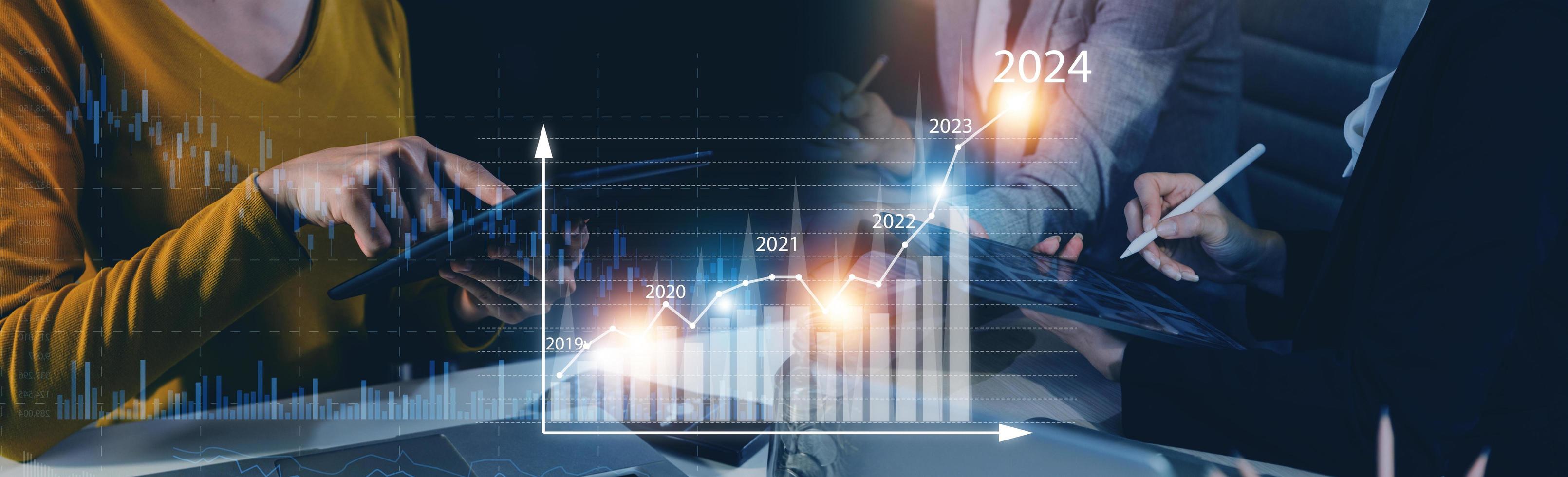 tecnologia di finanza aziendale e investitore trader di trading di investimenti. fondi di investimento del mercato azionario e asset digitali. uomo d'affari che analizza i dati finanziari del grafico di forex trading. foto