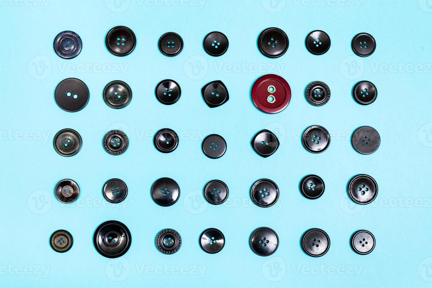 rosso pulsante fra molti nero pulsanti su blu foto