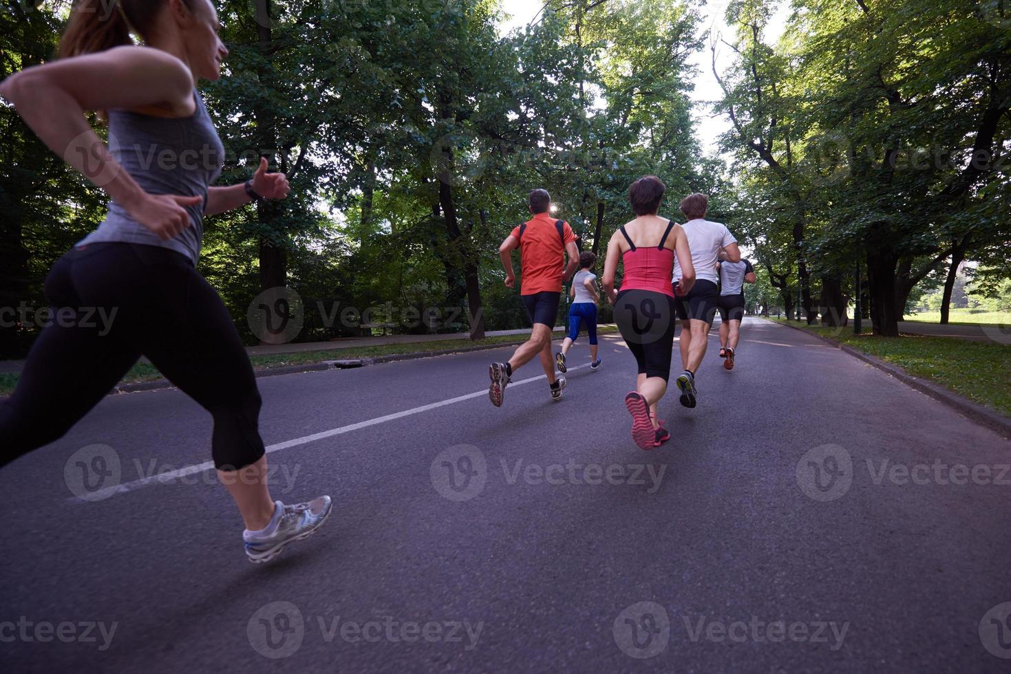 gruppo di persone che fa jogging foto