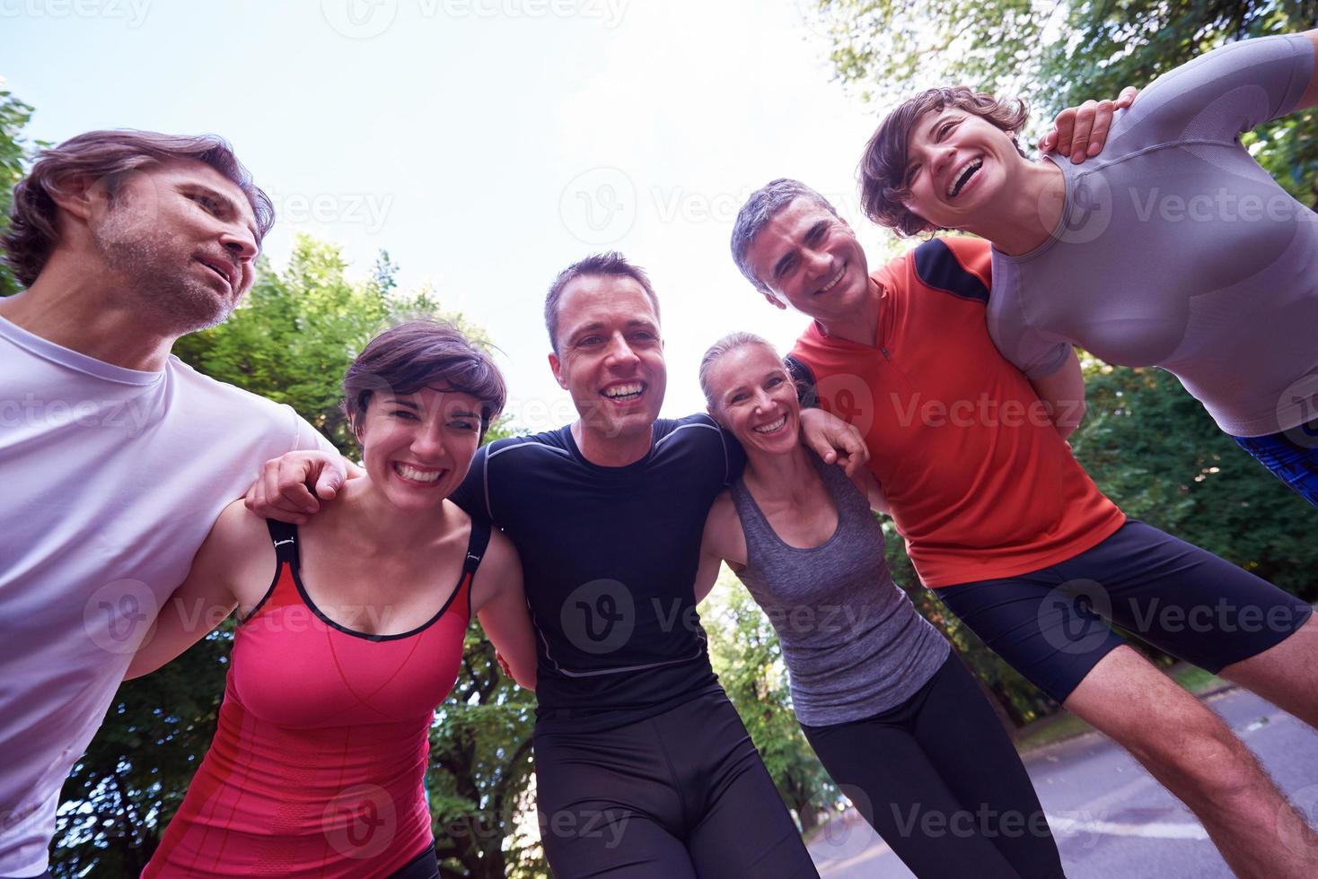 il gruppo di persone che fa jogging si diverte foto