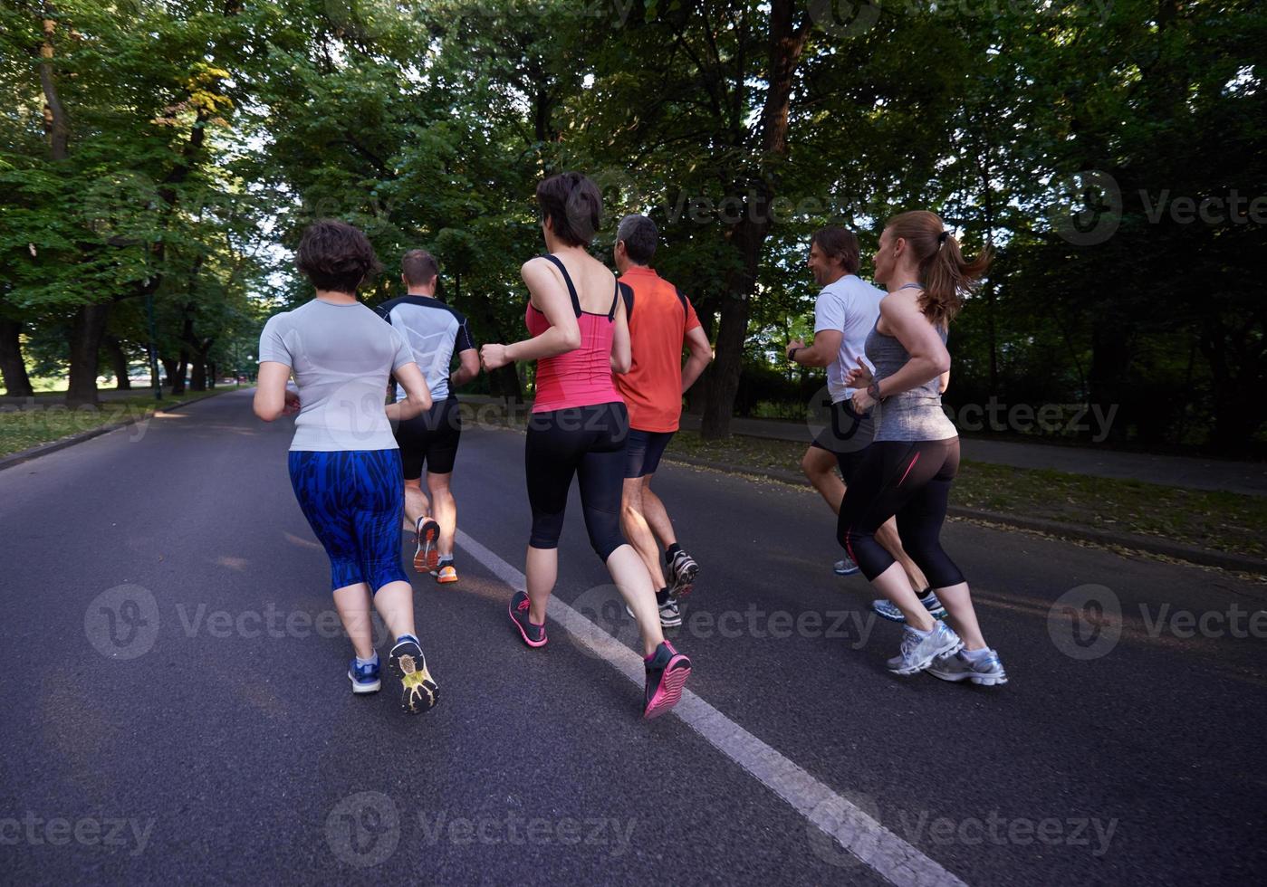 gruppo di persone che fa jogging foto