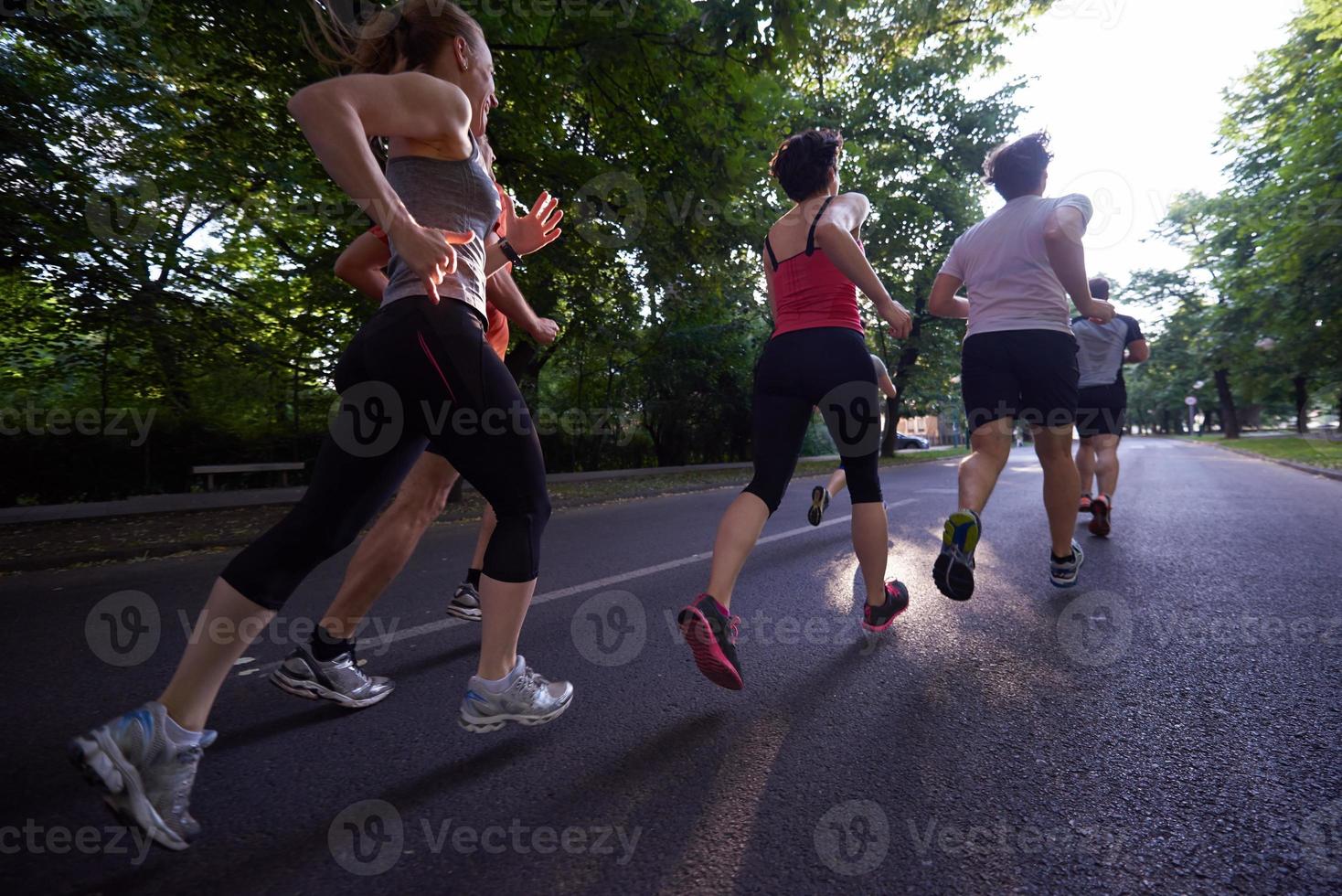 gruppo di persone che fa jogging foto