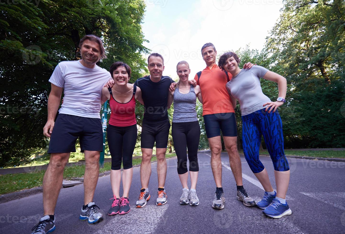 gruppo di persone che fa jogging foto