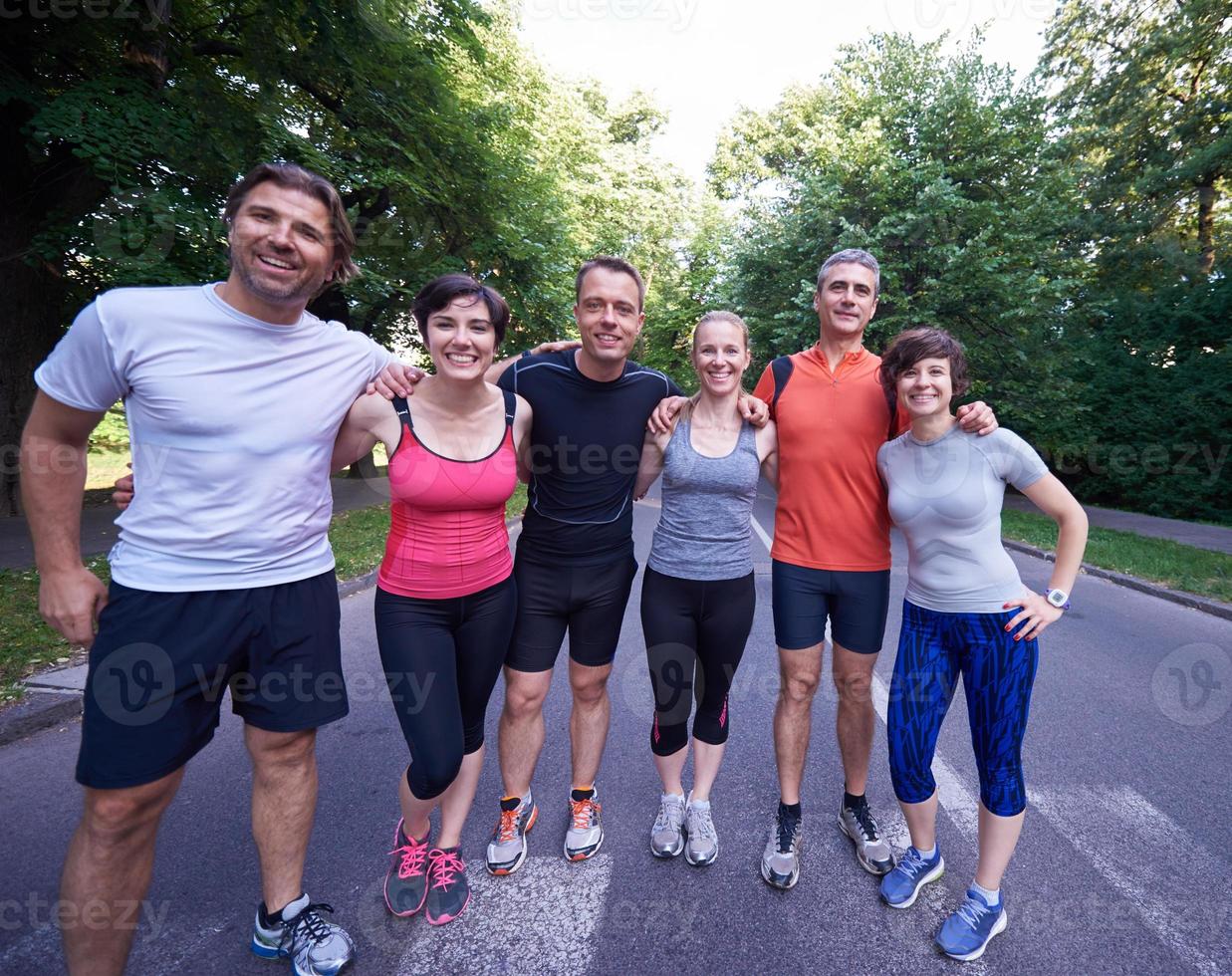 gruppo di persone che fa jogging foto