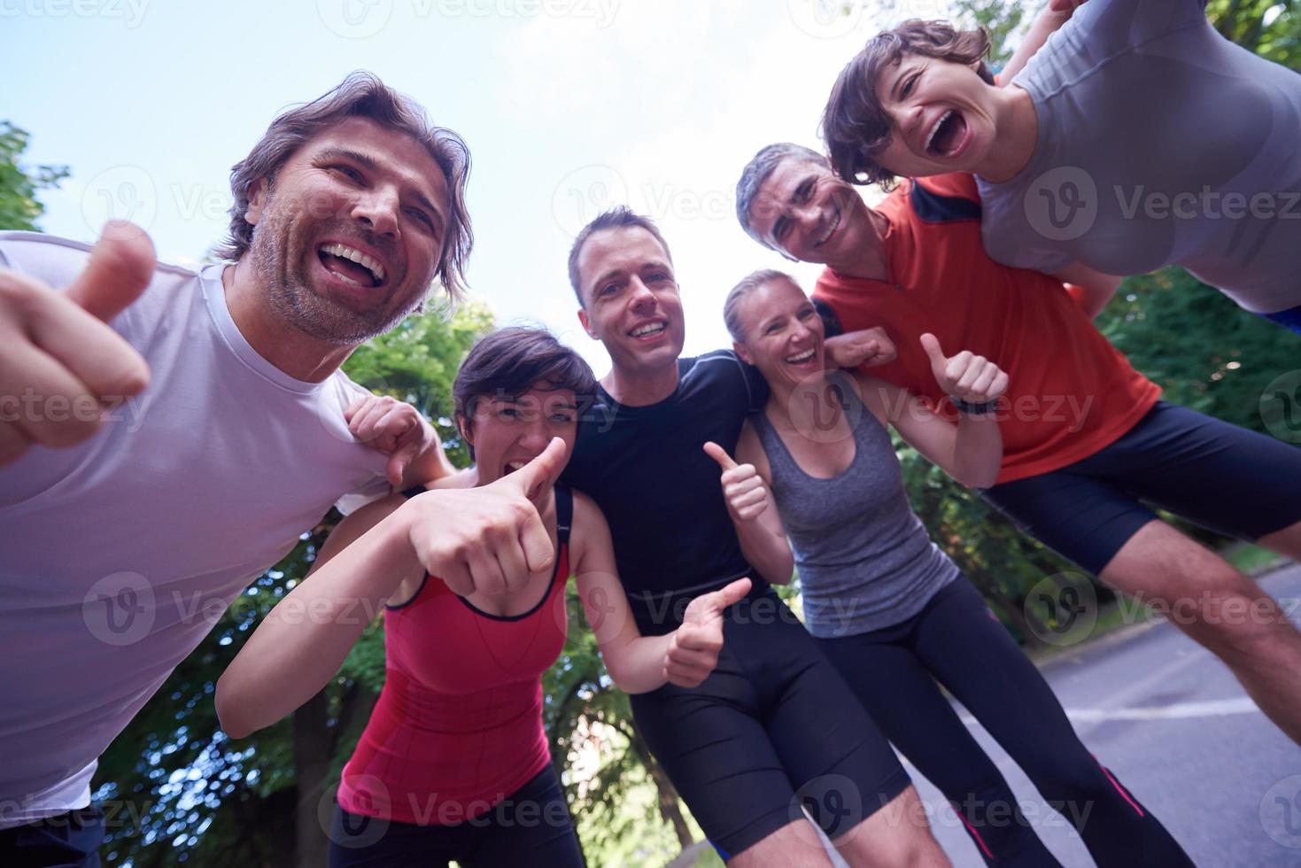 il gruppo di persone che fa jogging si diverte foto