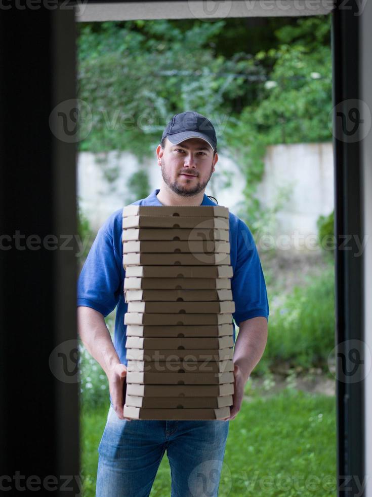 persona che consegna la pizza foto