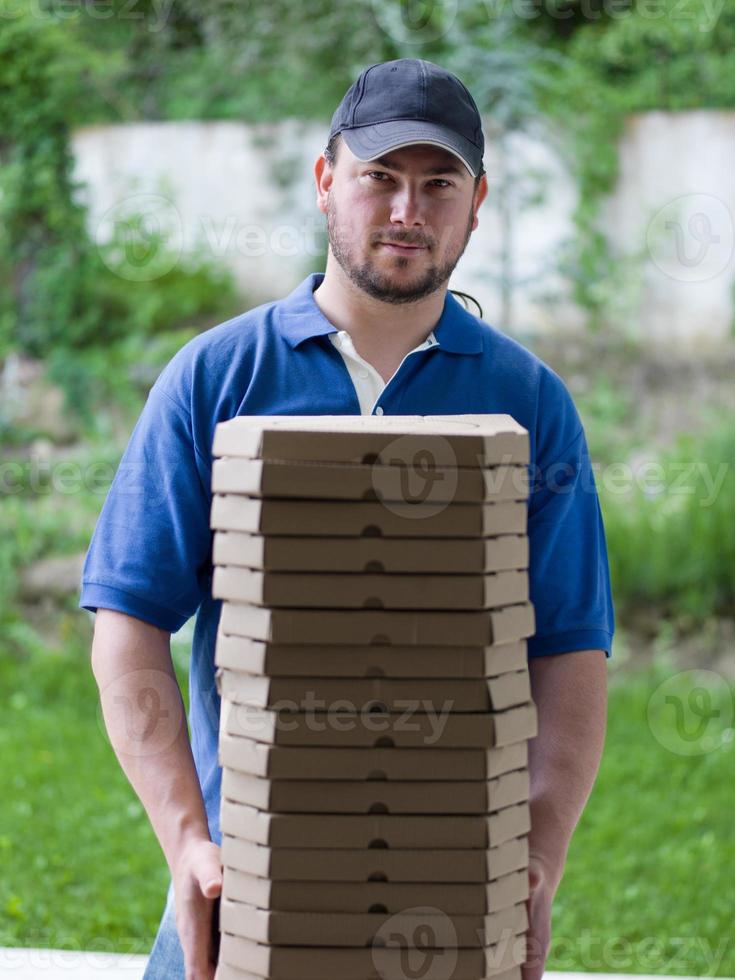 persona che consegna la pizza foto