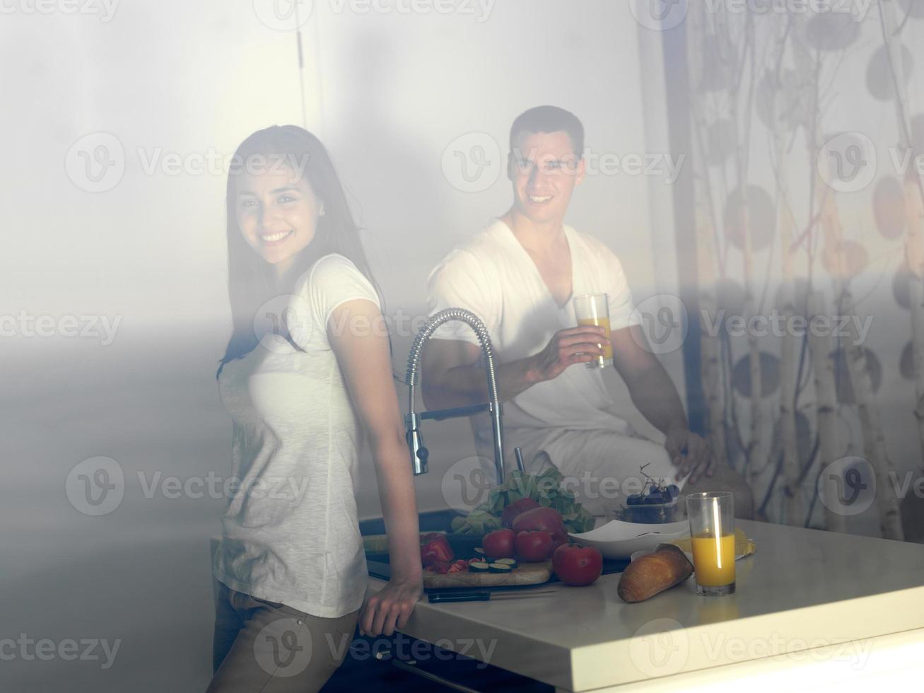 contento giovane coppia nel cucinare foto