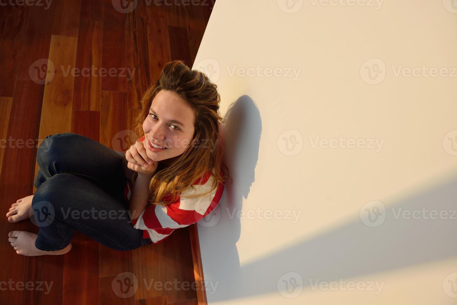 rilassato giovane uomo a casa su balcone foto