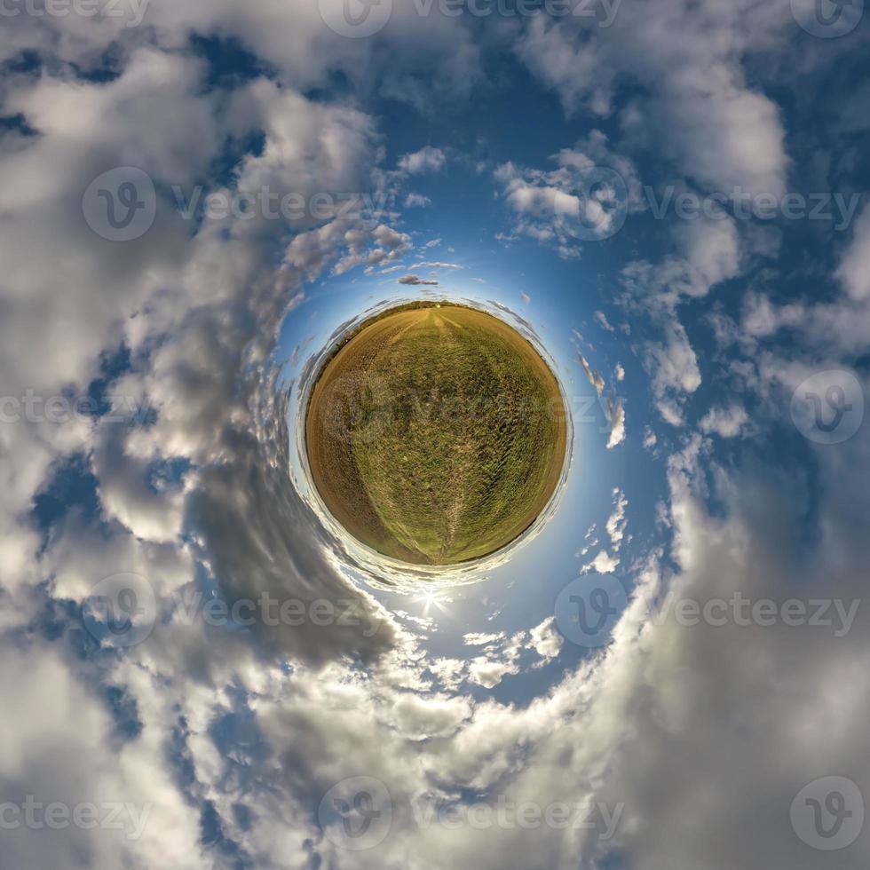 piccolo pianeta nel cielo blu con bellissime nuvole. trasformazione del panorama sferico a 360 gradi. vista aerea astratta sferica. curvatura dello spazio. foto