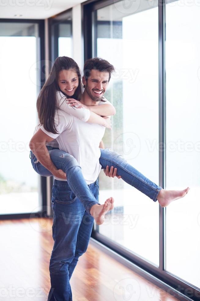 contento giovane romantico coppia avere divertimento e rilassare a casa foto