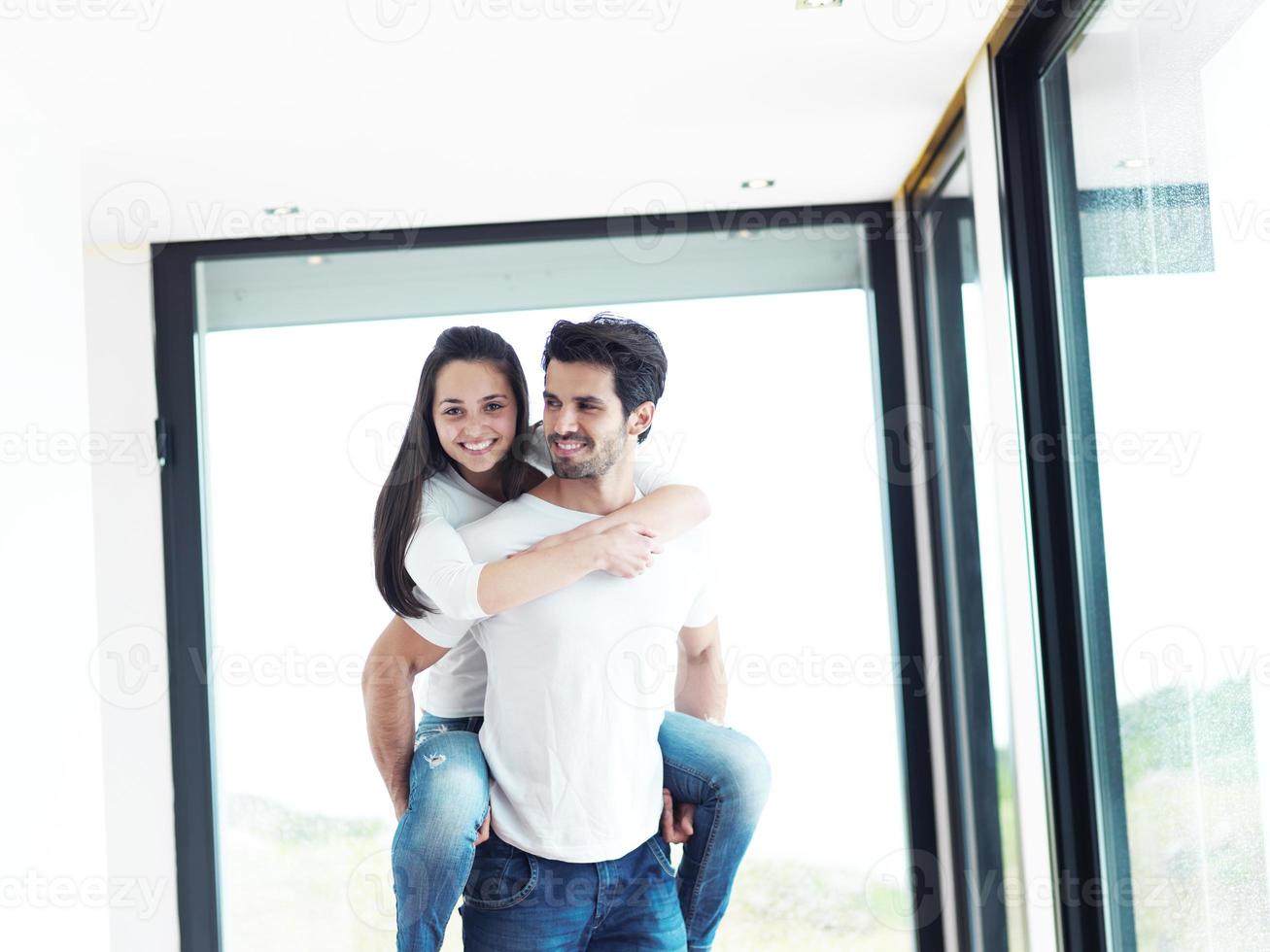 contento giovane romantico coppia avere divertimento e rilassare a casa in casa foto