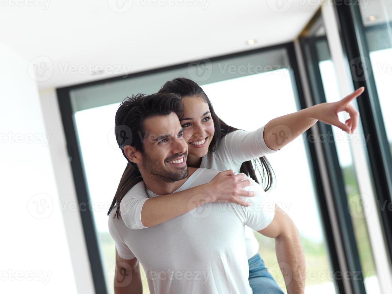 contento giovane romantico coppia avere divertimento e rilassare a casa in casa foto