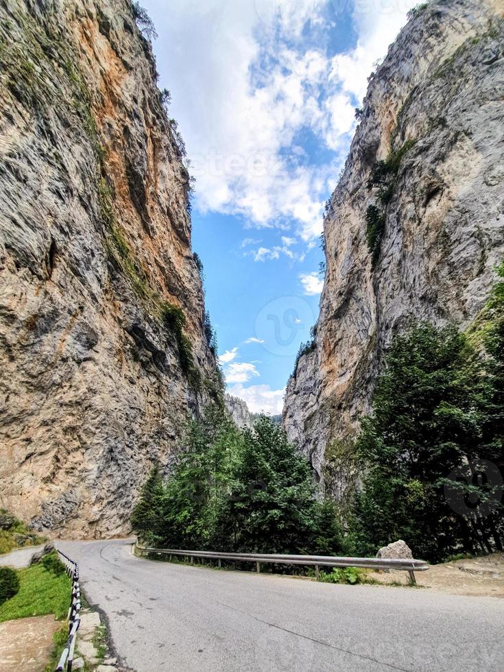 strada tortuosa tra ripide rocce della gola del trigrad nei rodopi occidentali, bulgaria. foto