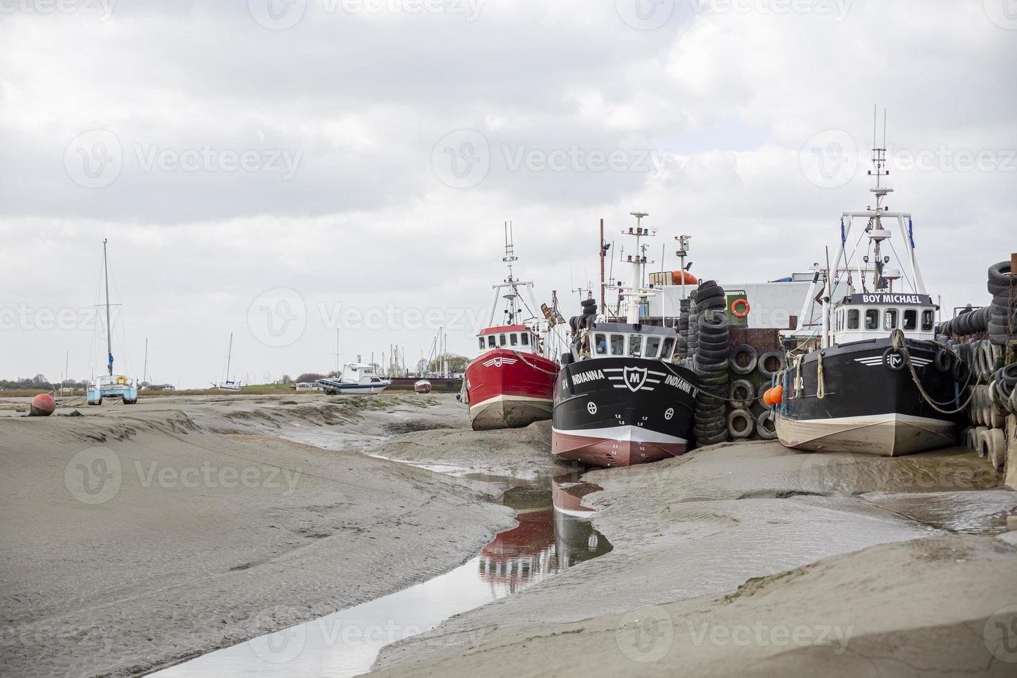 barche di pescatori bloccate sulla spiaggia durante il periodo di bassa marea. foto