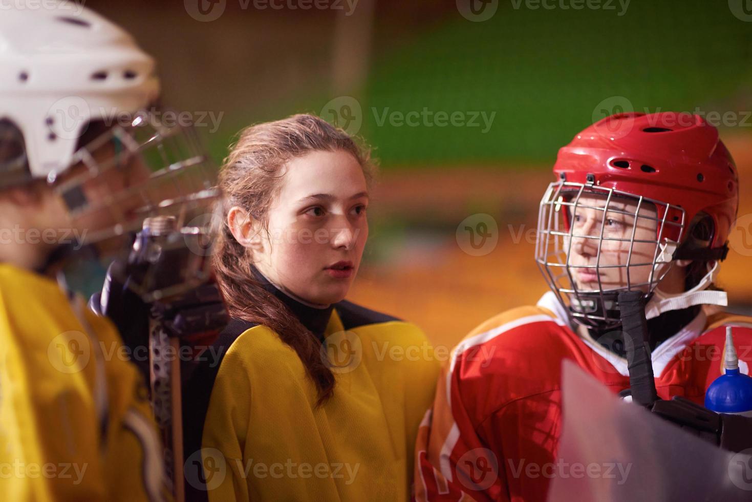 adolescente ghiaccio hockey Giocatori squadra incontro con allenatore foto