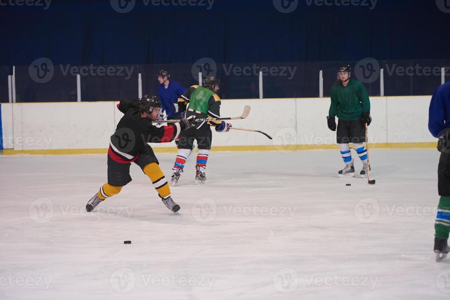 ghiaccio hockey giocatore nel azione foto