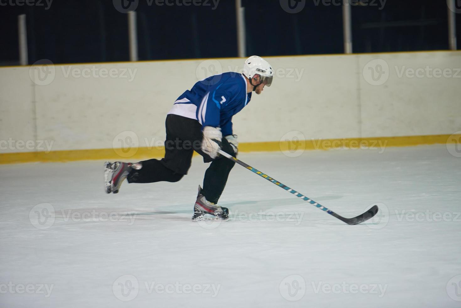 ghiaccio hockey giocatore nel azione foto