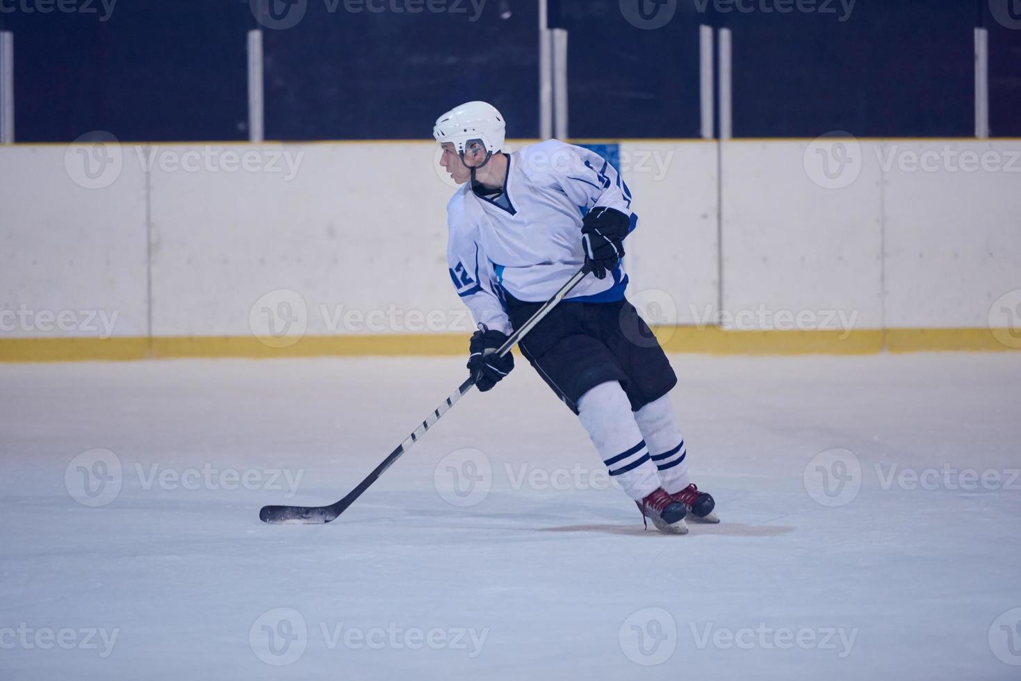 ghiaccio hockey giocatore nel azione foto