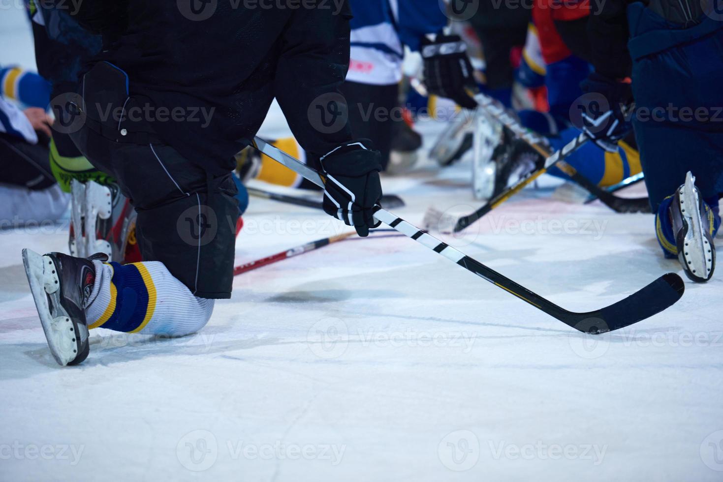 ghiaccio hockey Giocatori squadra incontro con allenatore foto