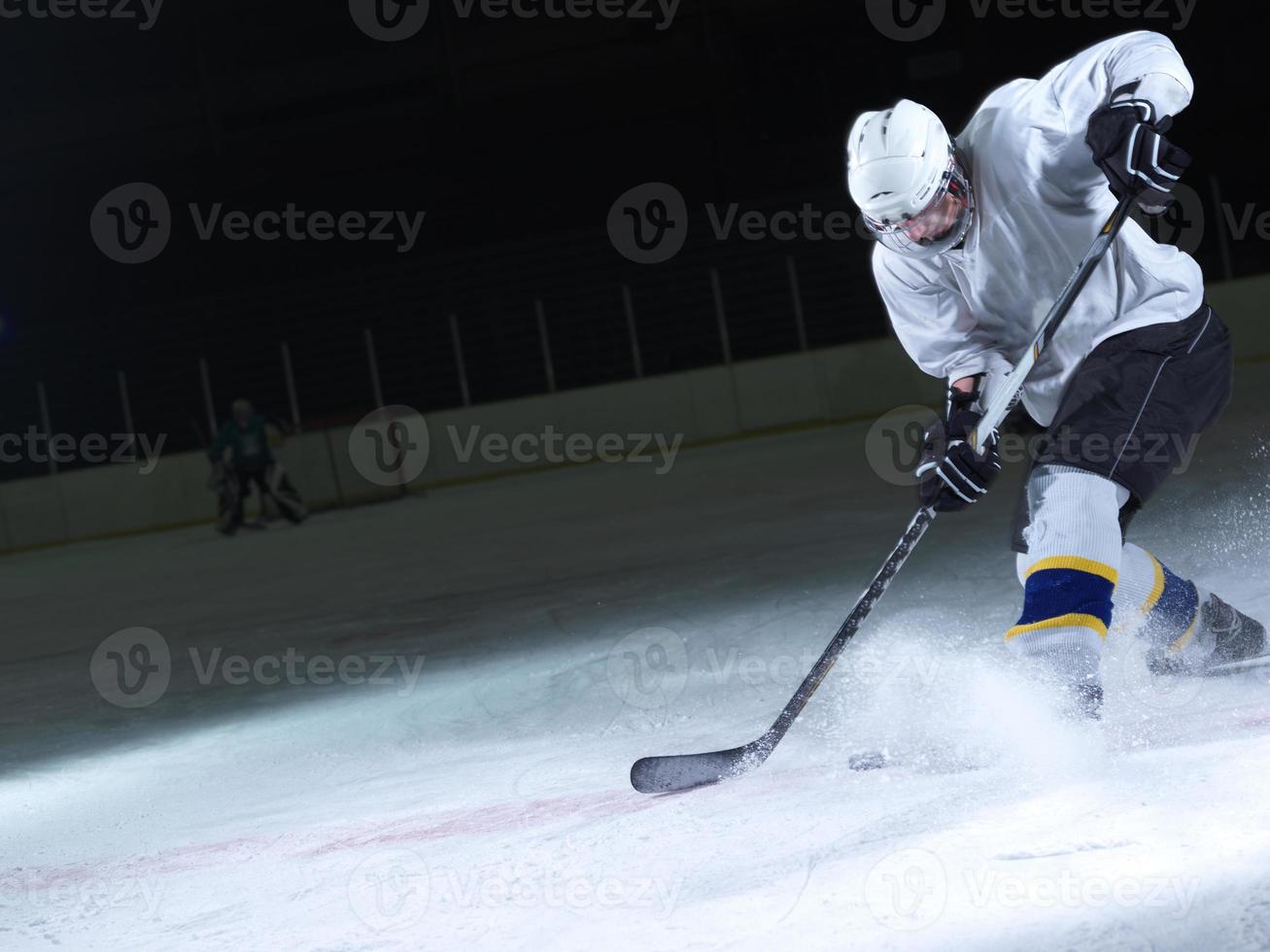 ghiaccio hockey giocatore nel azione foto