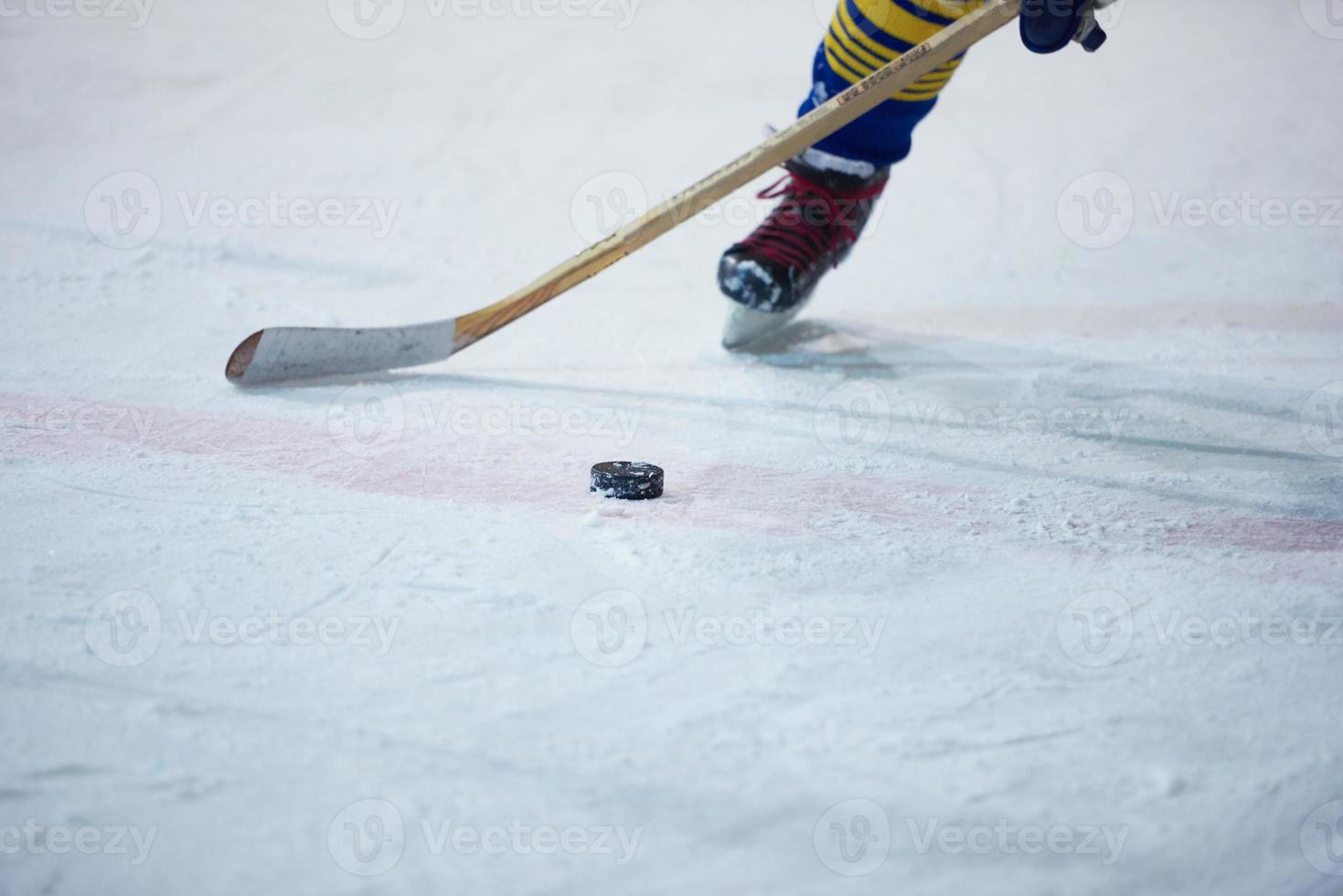 ghiaccio hockey giocatore nel azione foto