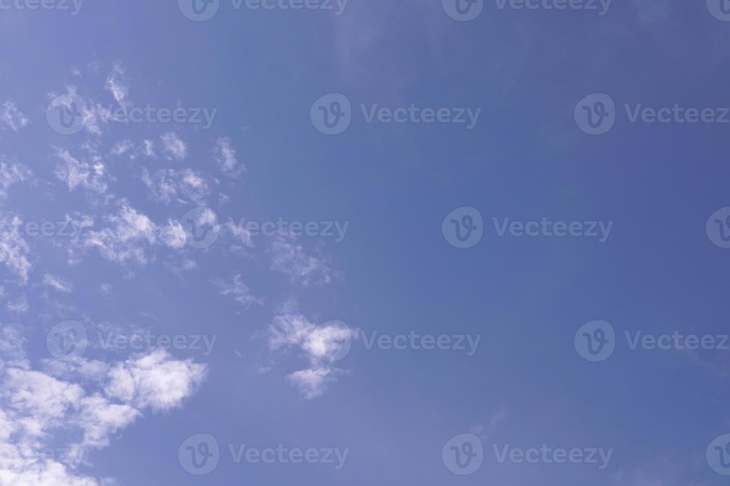 estate blu nuvole sfumate sfondo bianco chiaro nuvole chiare bellezza nella calma luce del sole brillante aria invernale turchese brillante paesaggio di giorno ambiente vista orizzonte vento primaverile. foto