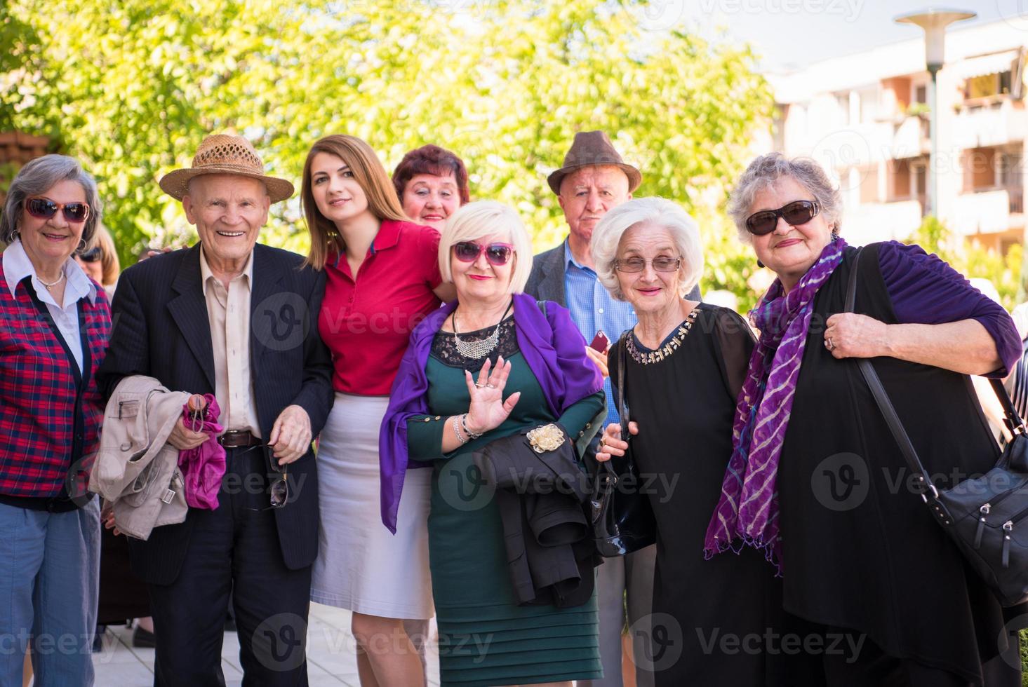 gruppo ritratto di anziano persone con geriatrico infermiera foto