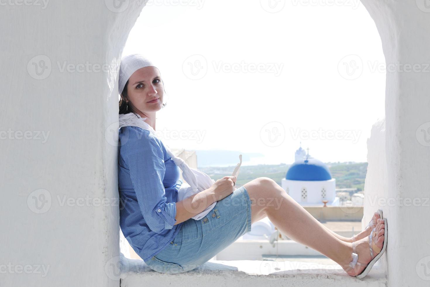 greco donna su il strade di oia, santorini, Grecia foto