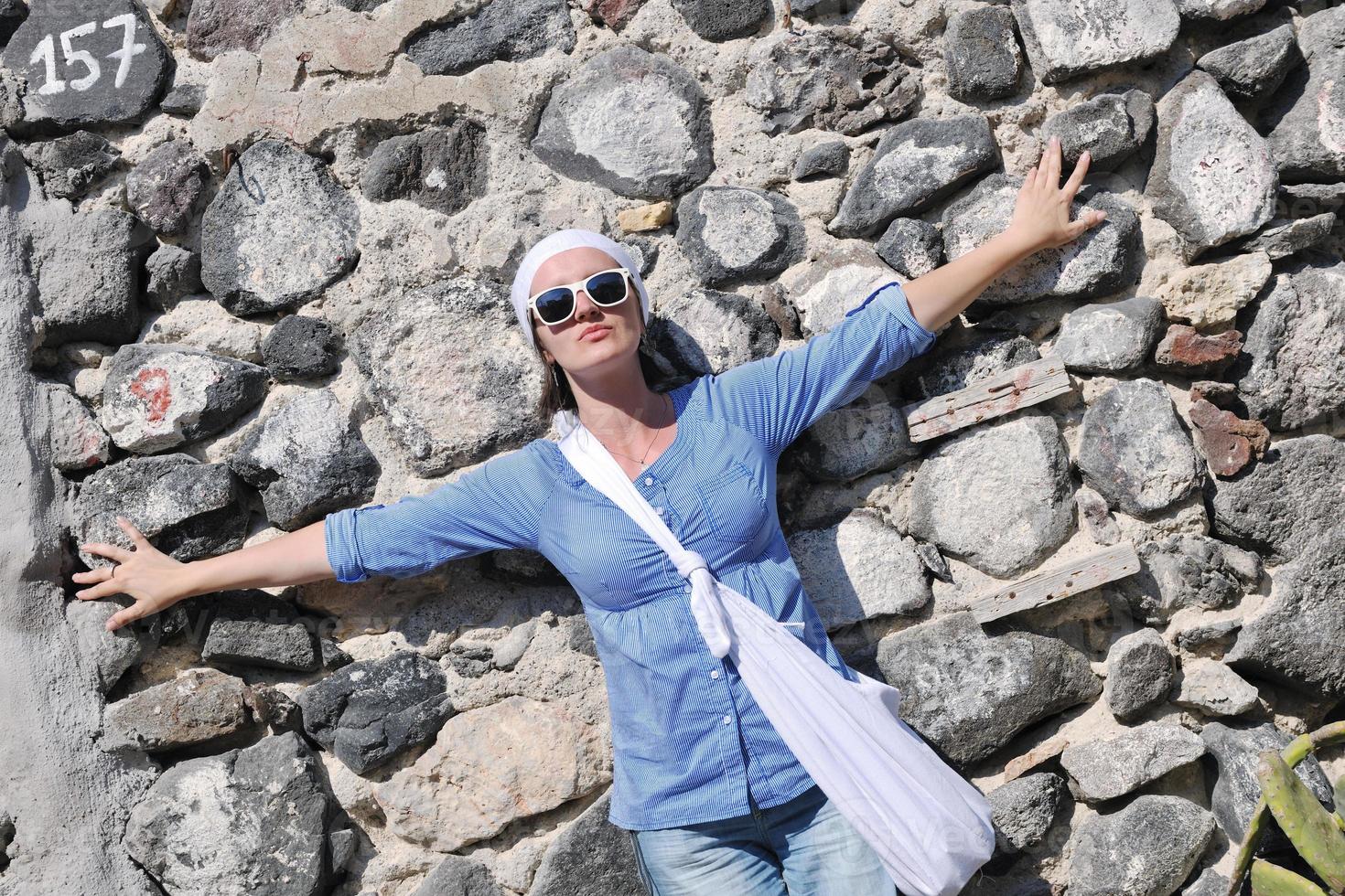 greco donna su il strade di oia, santorini, Grecia foto