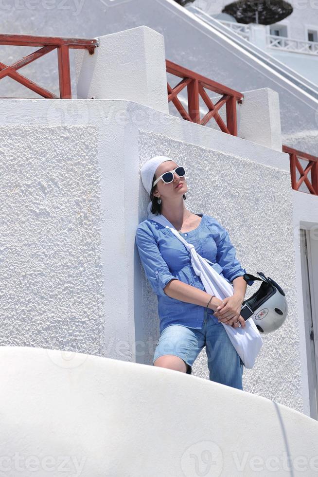 greco donna su il strade di oia, santorini, Grecia foto