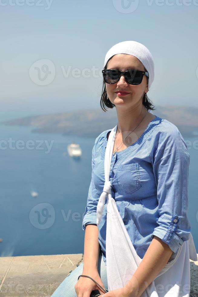 greco donna su il strade di oia, santorini, Grecia foto