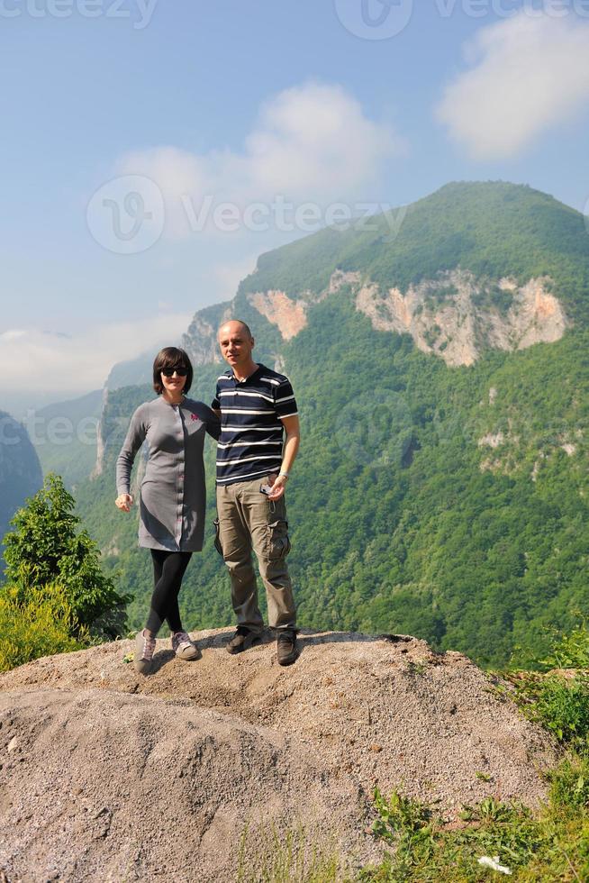 contento giovane coppia salto nel il aria foto