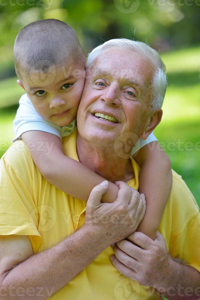 contento nonno e bambino nel parco foto
