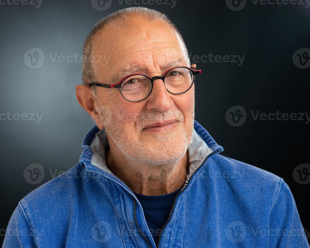 sorridente più vecchio uomo indossare bicchieri foto