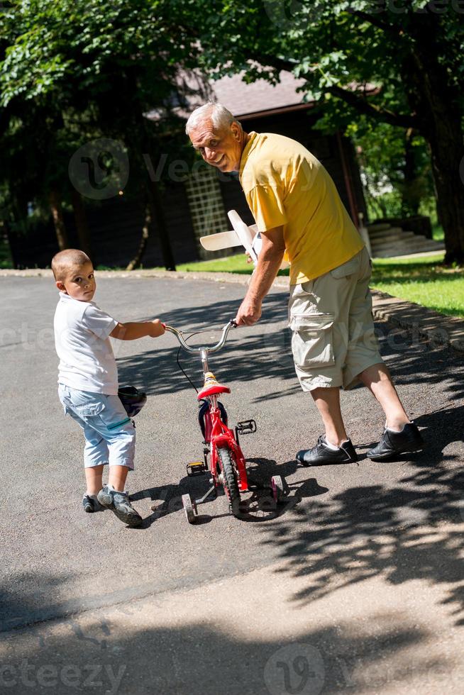 nonno e bambino avere divertimento nel parco foto