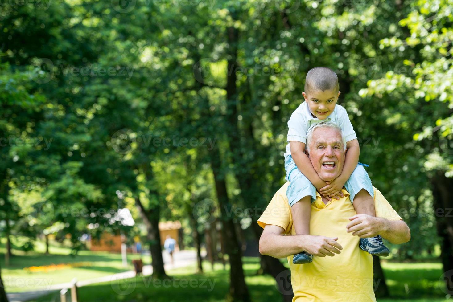 nonno e bambino avere divertimento nel parco foto